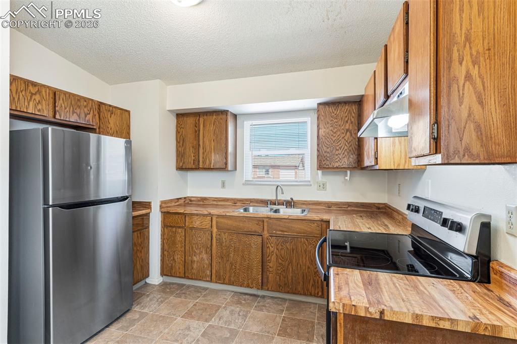 Image 8 of 23: Kitchen