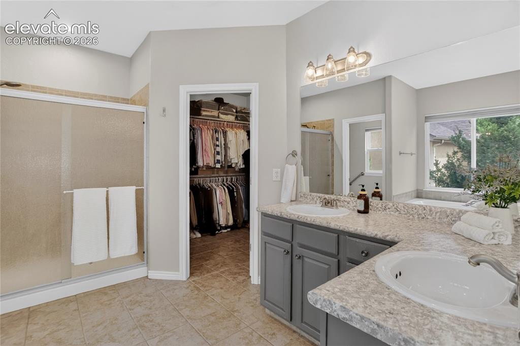 Image 11 of 27: Dual sink vanity