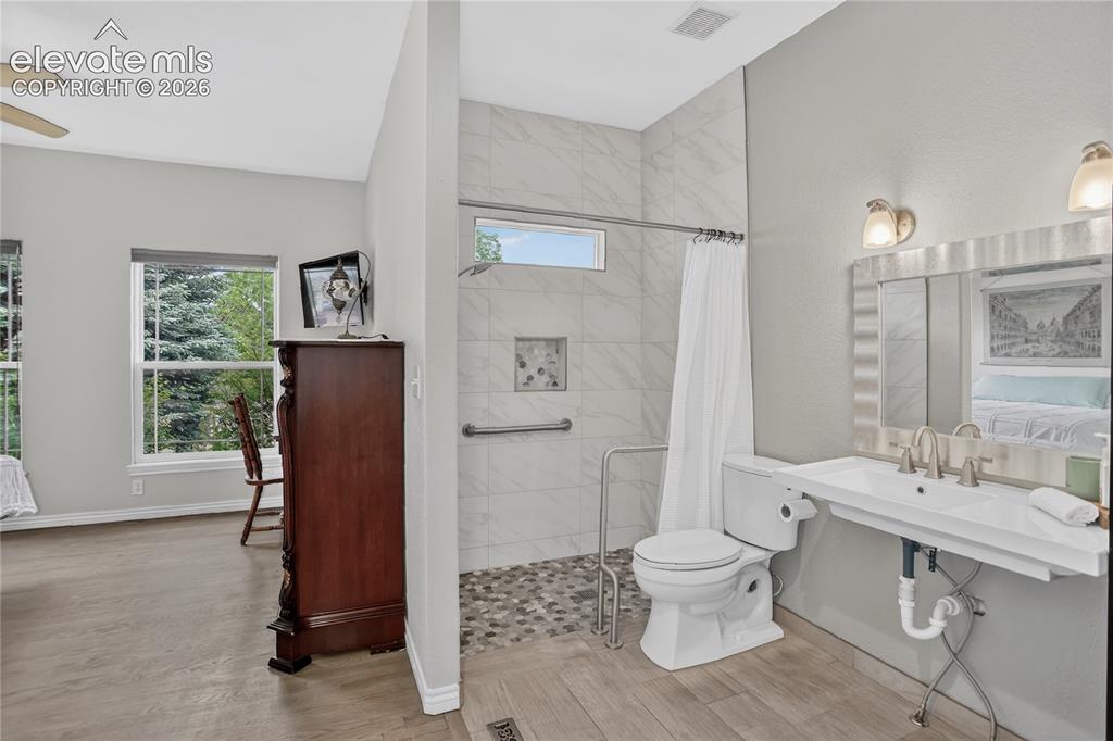 Image 13 of 27: En-suite bath for secondary suite