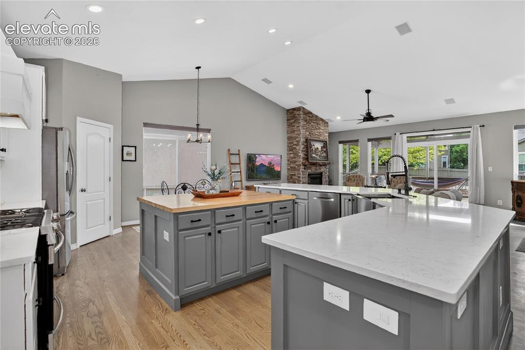 Image 7 of 27: Breakfast nook & ample storage