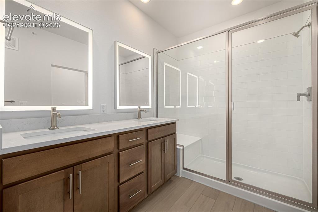Image 19 of 34: Bathroom