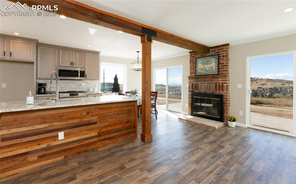 Image 10 of 23: Kitchen