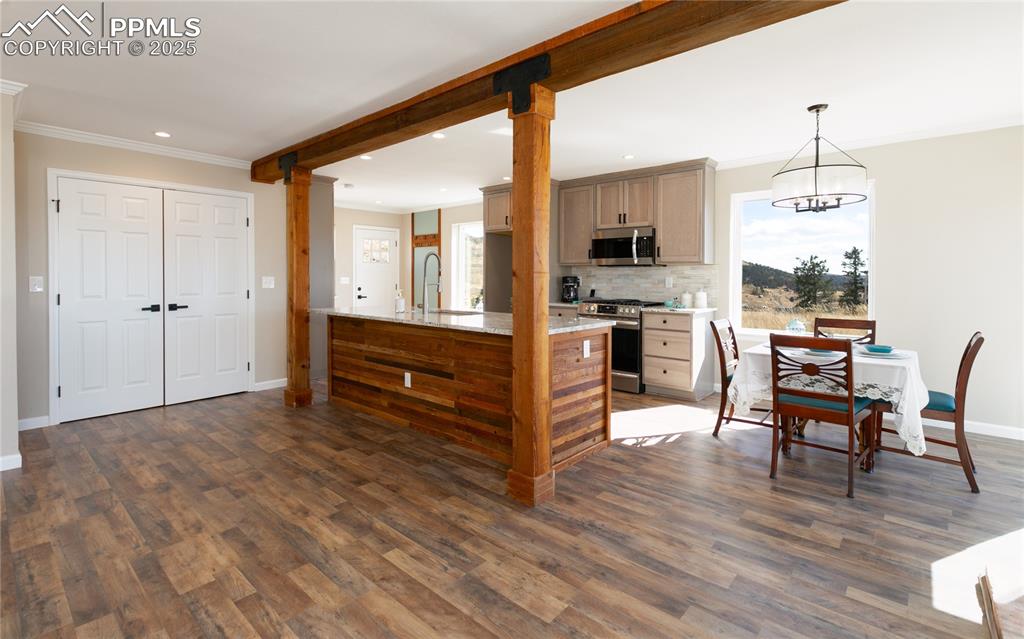Image 12 of 23: Kitchen