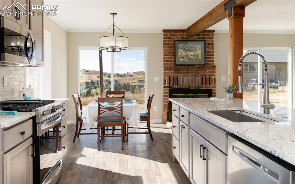 Image 6 of 23: Kitchen