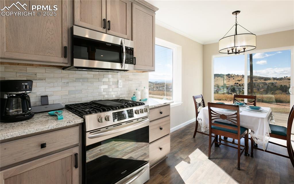 Image 7 of 23: Kitchen