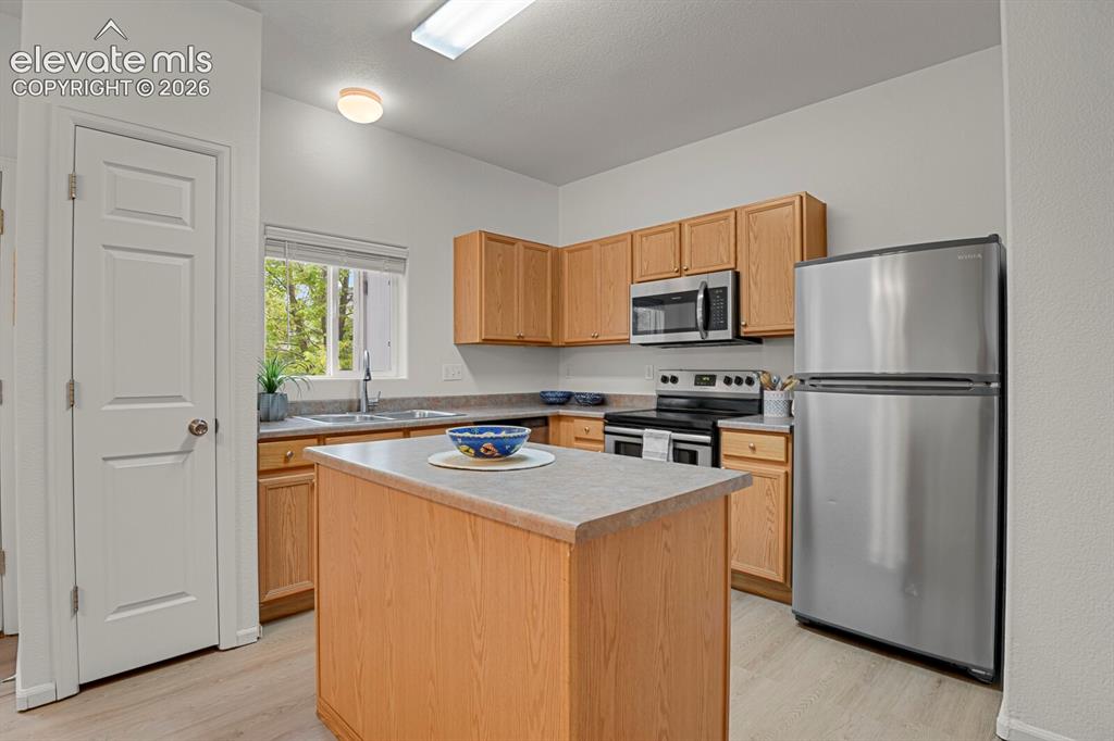 Image 16 of 34: Kitchen