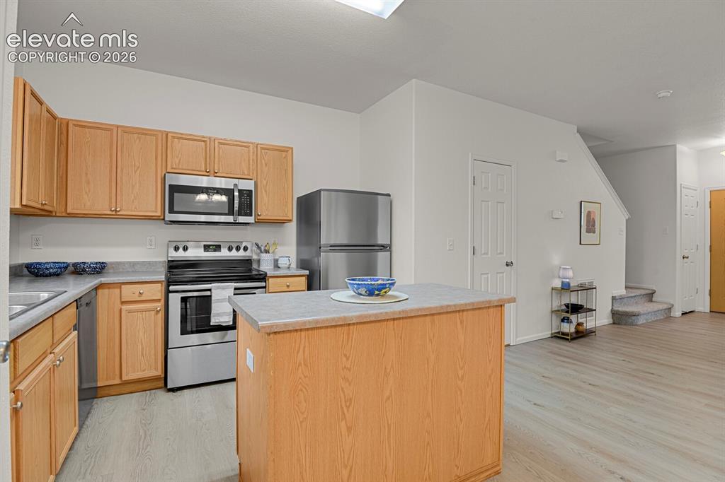 Image 18 of 34: Kitchen