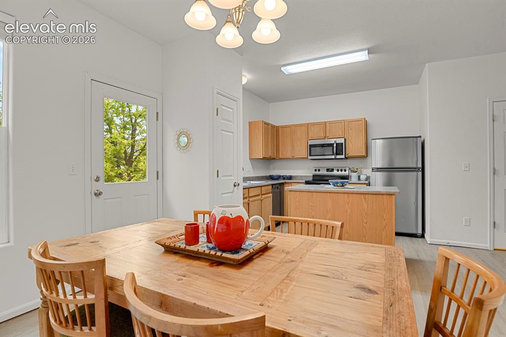 Image 20 of 34: Dining Area