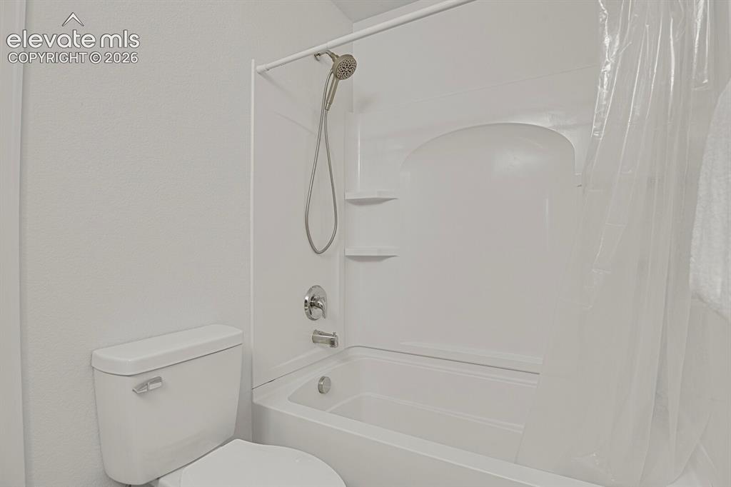 Image 28 of 34: Bathroom