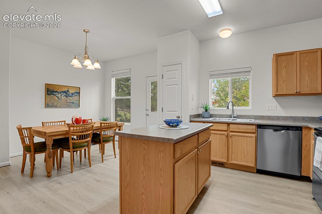 Image 4 of 34: Kitchen