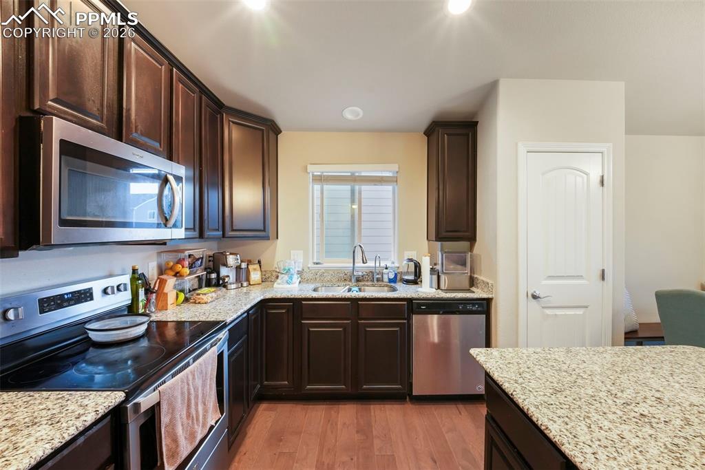 Image 10 of 41: Kitchen