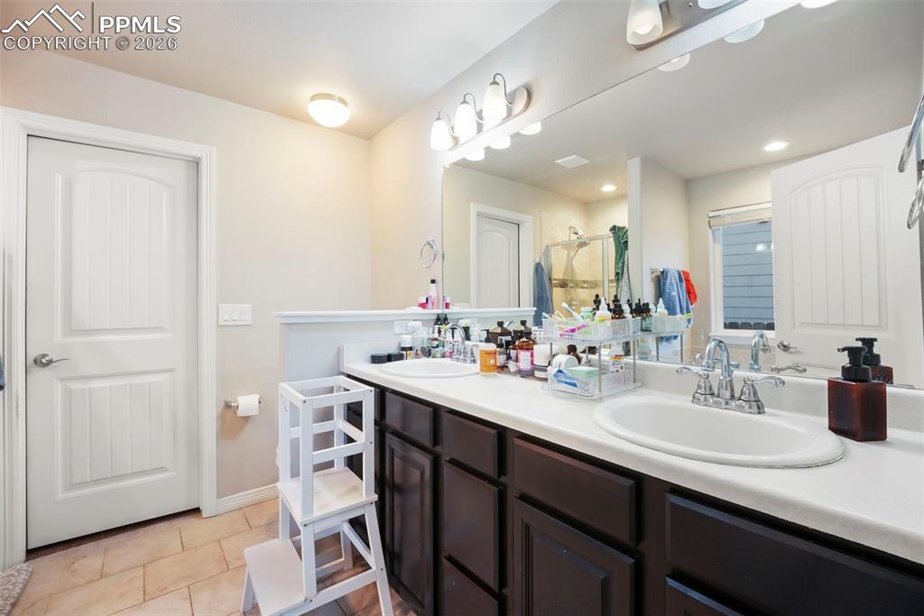 Image 18 of 41: Bathroom