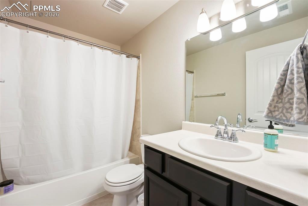 Image 27 of 41: Bathroom