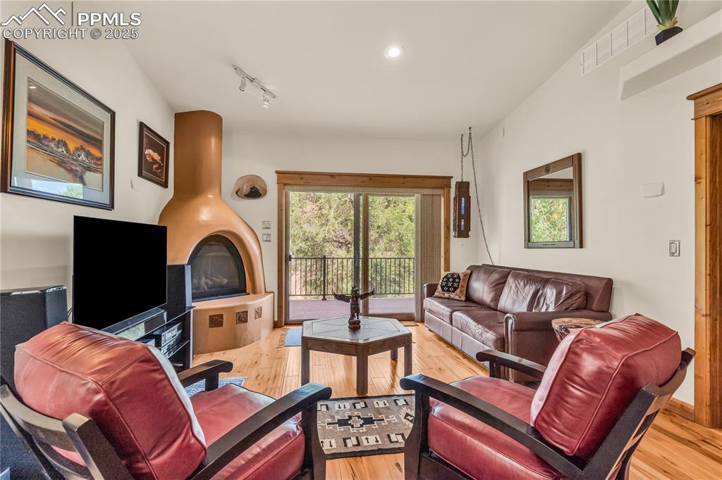 Image 20 of 43: Living Room