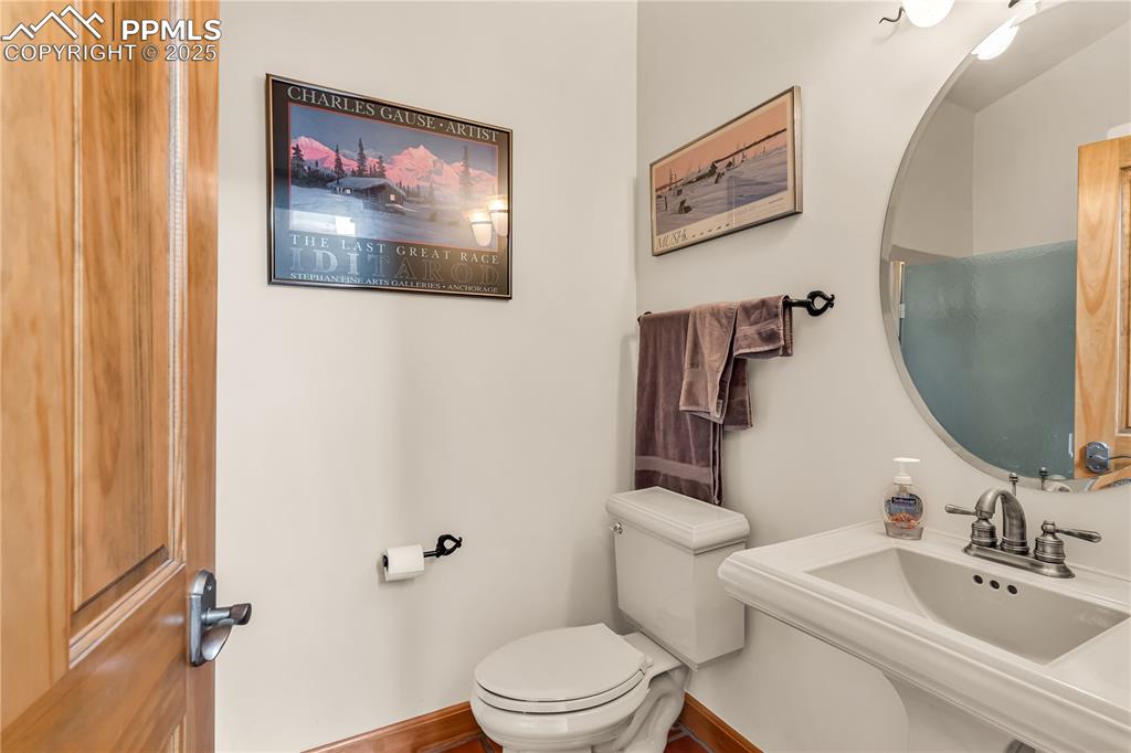 Image 35 of 43: Bathroom