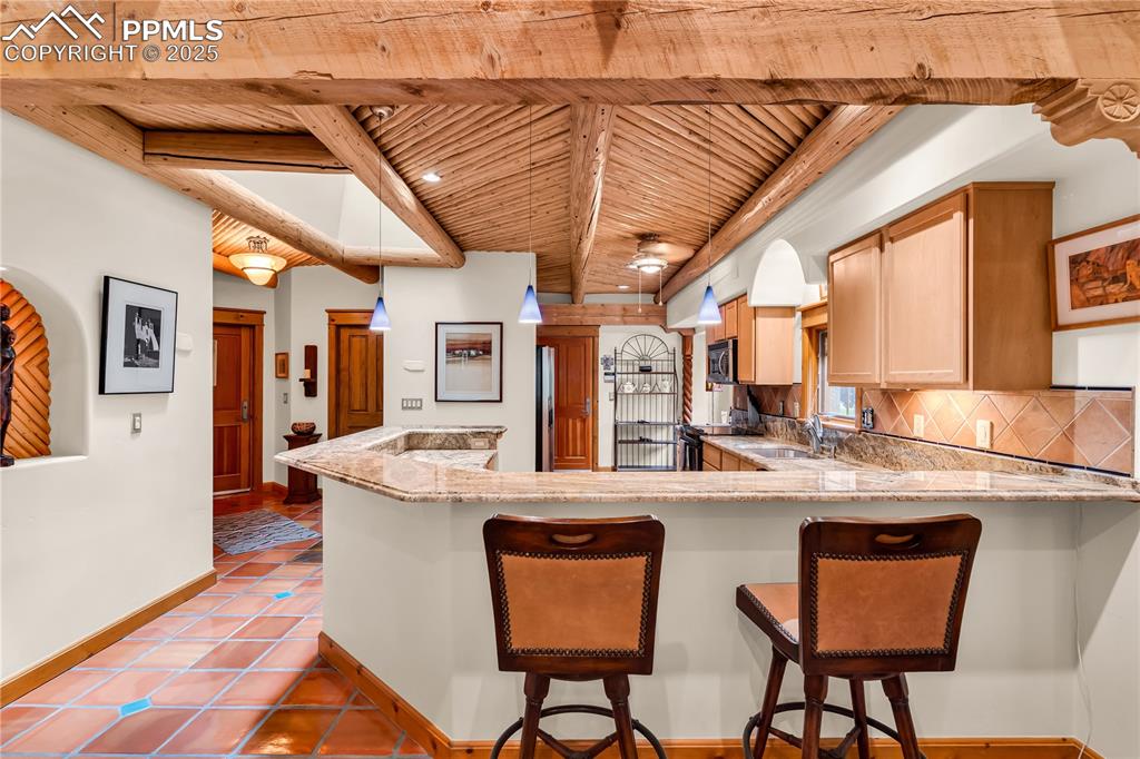 Image 5 of 43: Breakfast bar