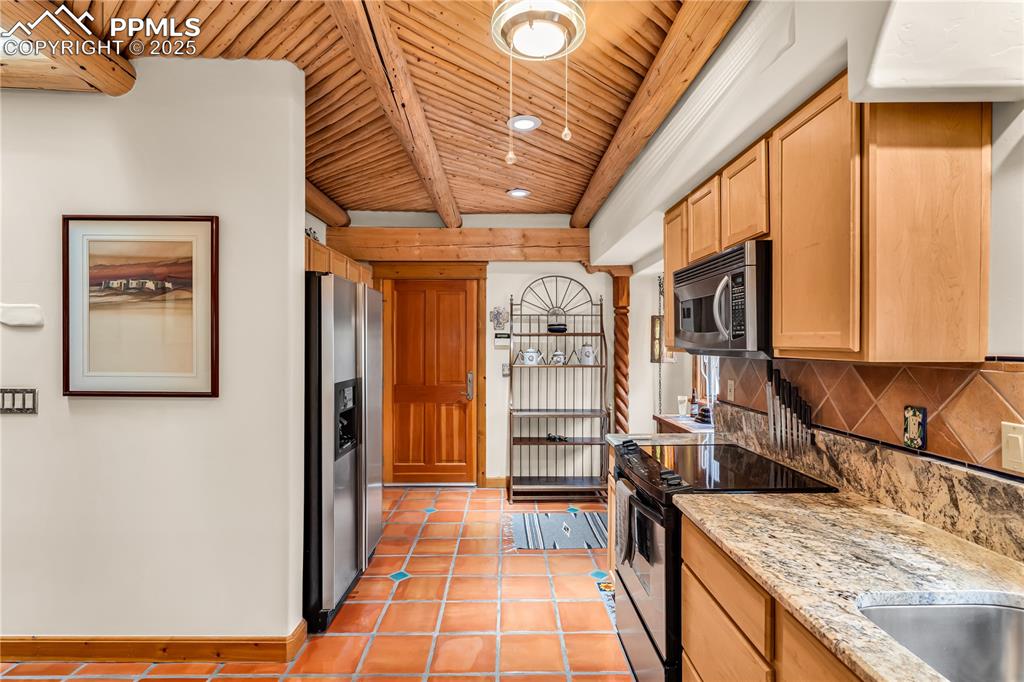 Image 9 of 43: All appliances stay