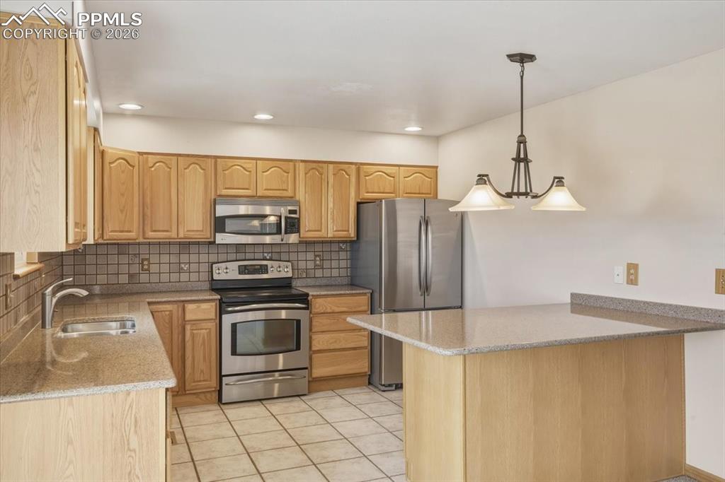 Image 15 of 45: Kitchen