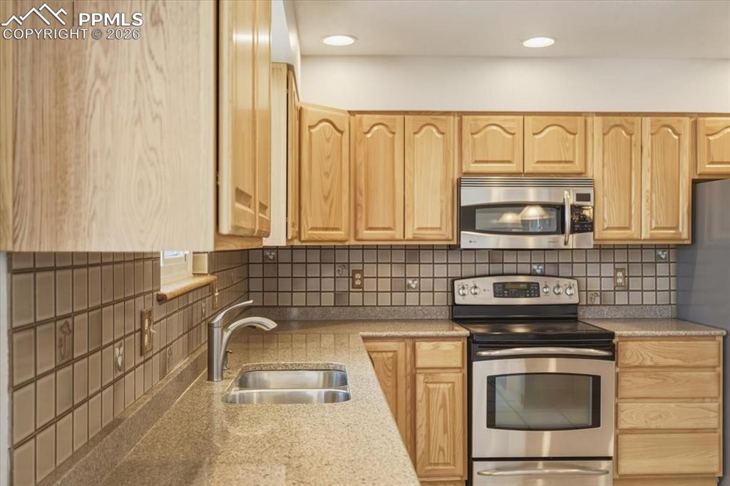 Image 16 of 45: Kitchen