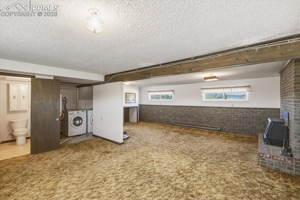 Image 32 of 45: Family Room