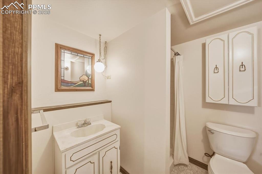 Image 33 of 45: Bathroom