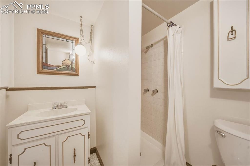 Image 34 of 45: Bathroom