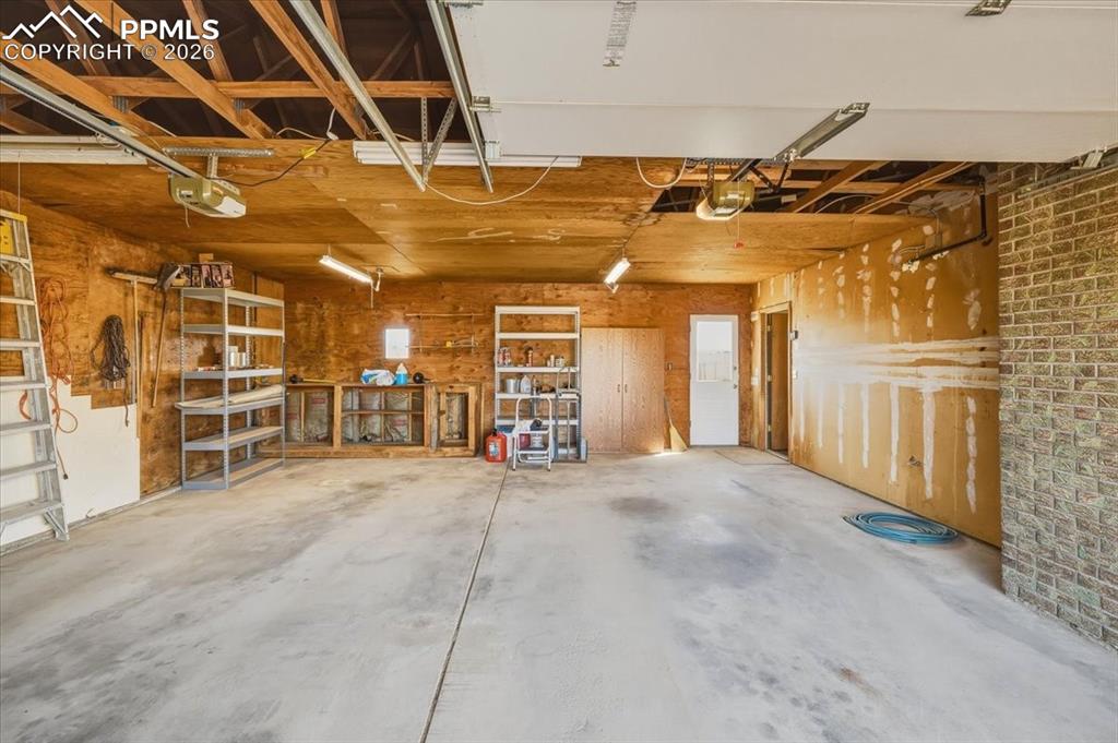 Image 35 of 45: Garage