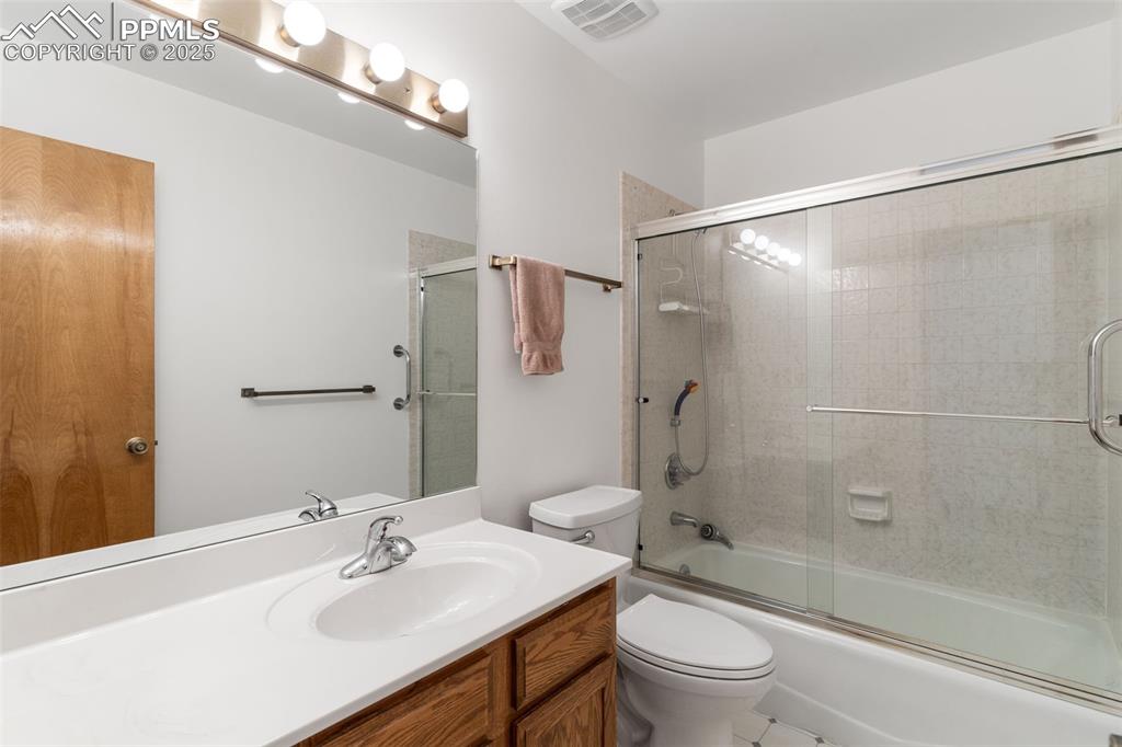 Image 18 of 37: Bathroom