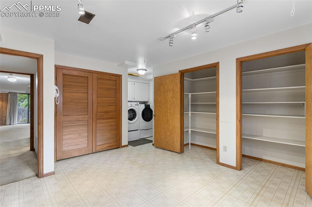 Image 29 of 37: Laundry