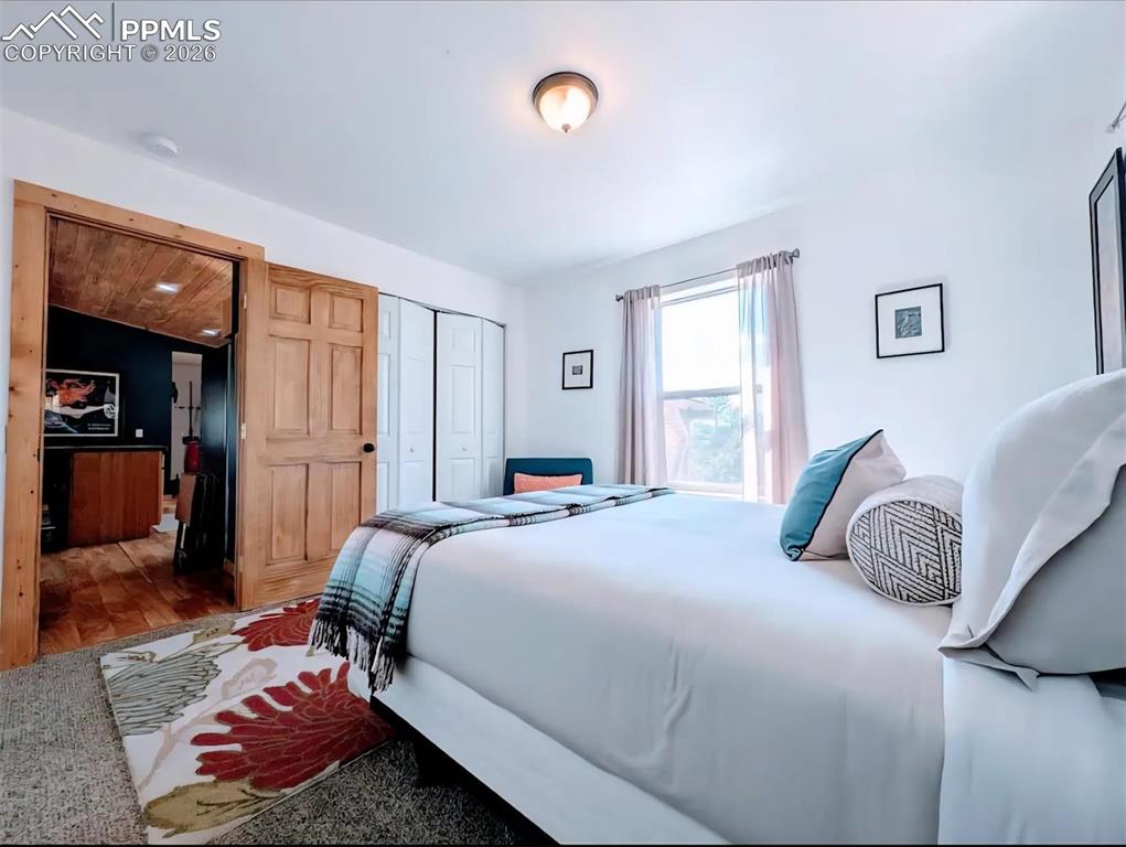 Image 19 of 22: Bedroom