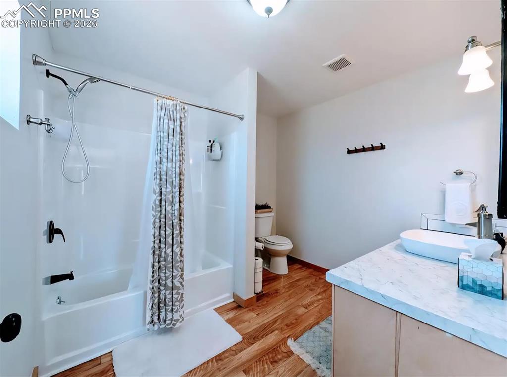 Image 21 of 22: Bathroom