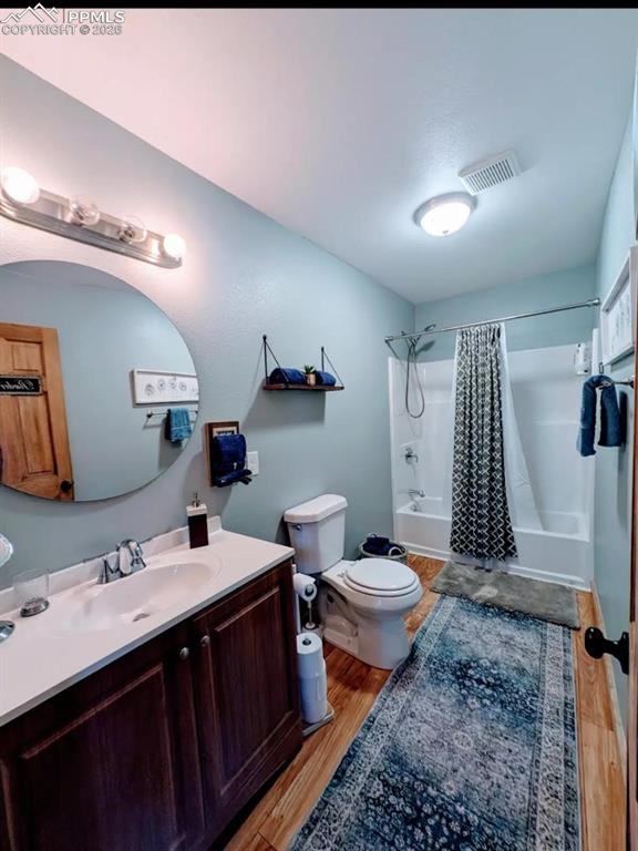 Image 22 of 22: Bathroom