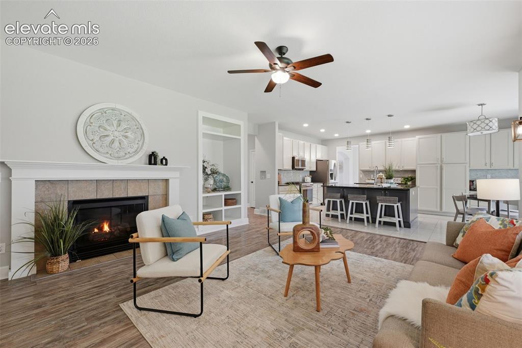 Image 19 of 50: Living Room