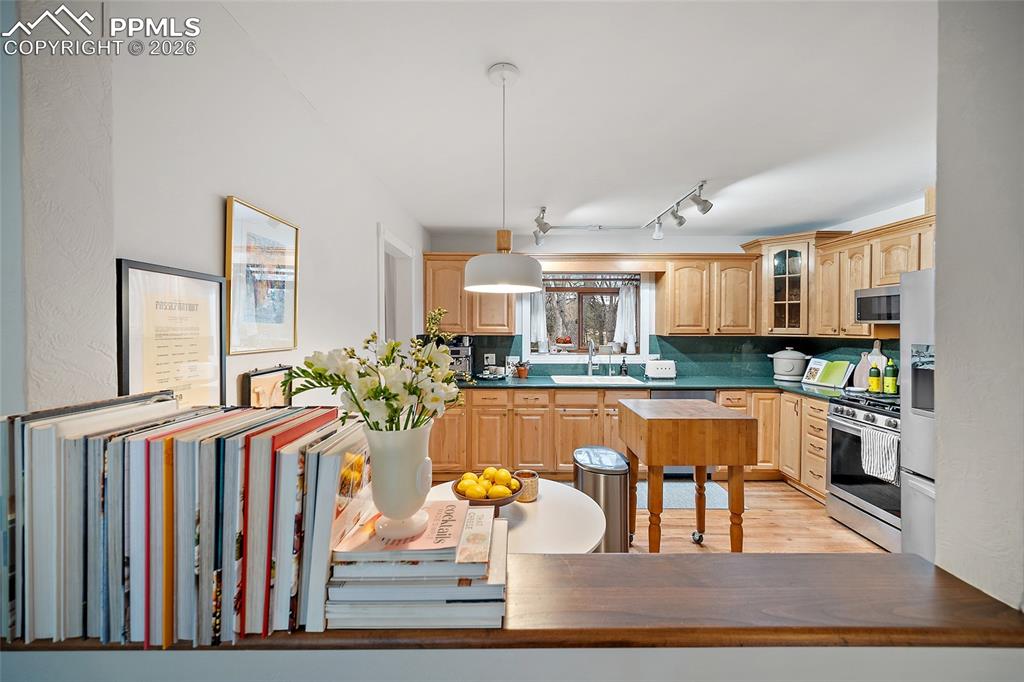 Image 14 of 50: Kitchen