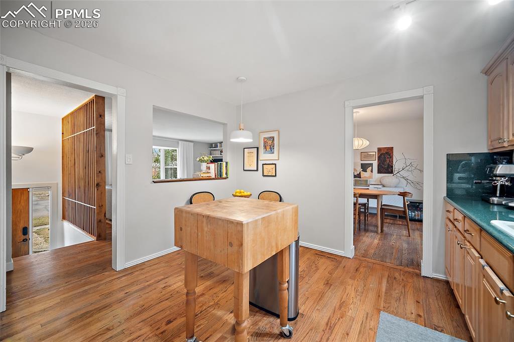 Image 21 of 50: Dining Area