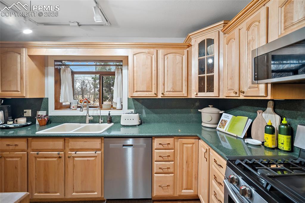 Image 22 of 50: Kitchen