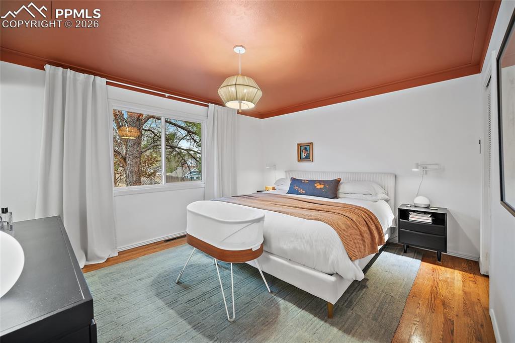 Image 24 of 50: Bedroom