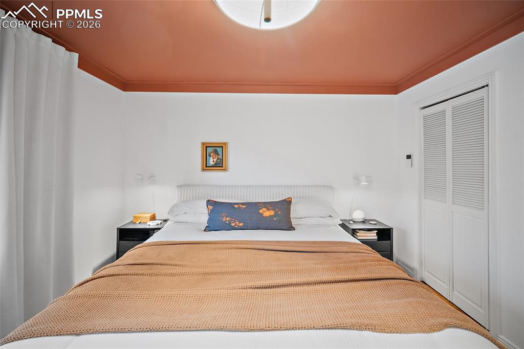 Image 25 of 50: Bedroom