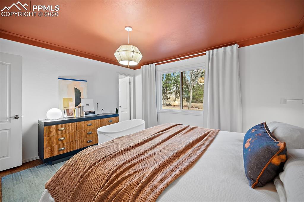 Image 26 of 50: Bedroom