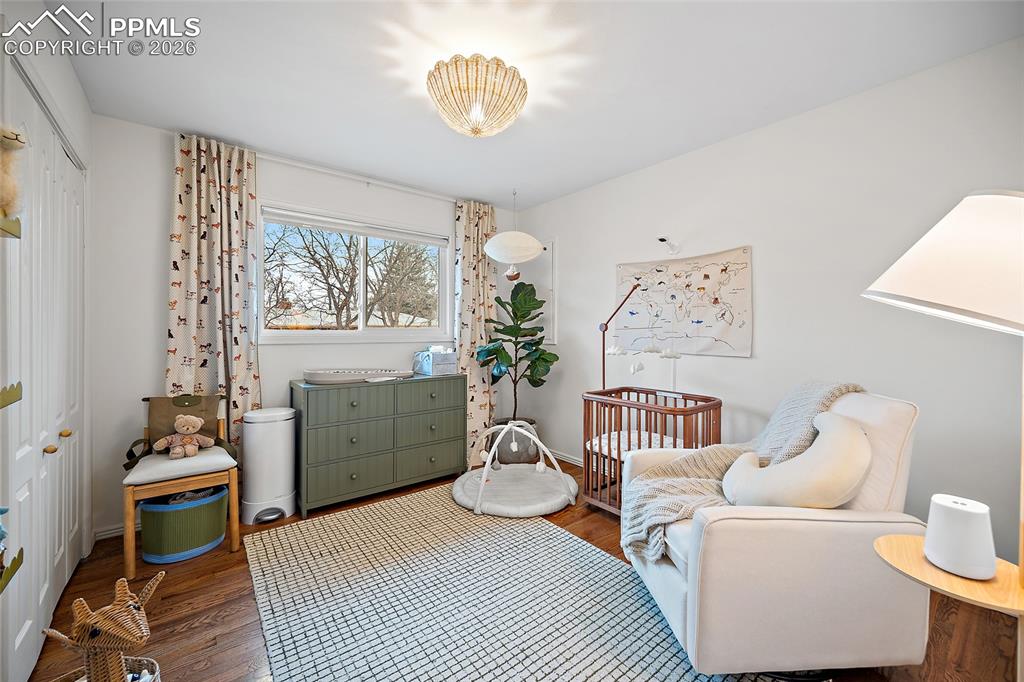 Image 27 of 50: Bedroom