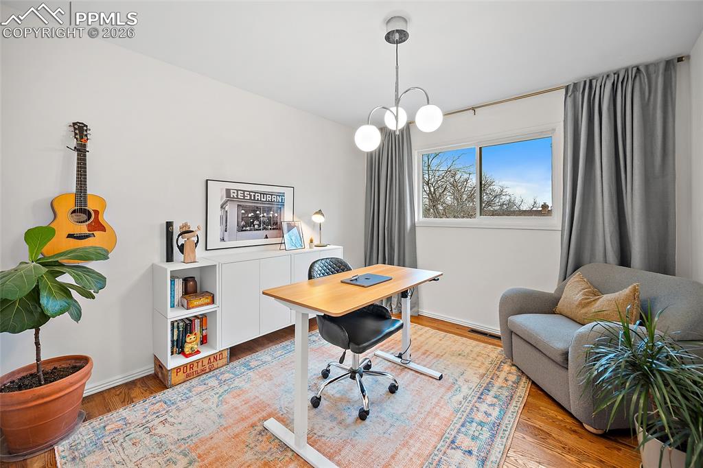 Image 29 of 50: Office