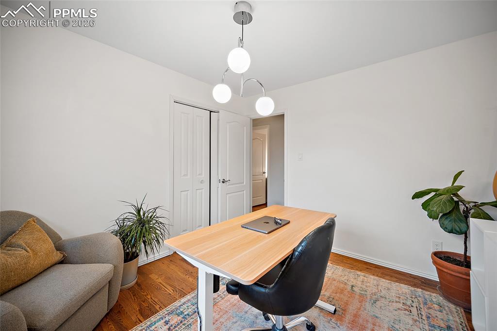 Image 30 of 50: Office