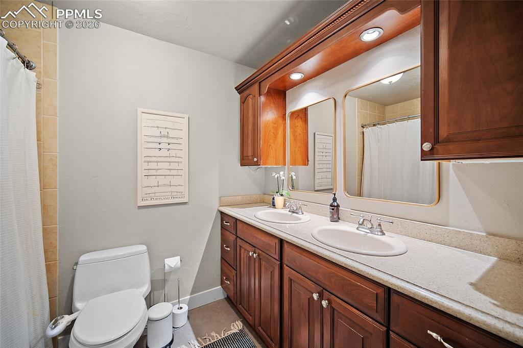 Image 31 of 50: Bathroom