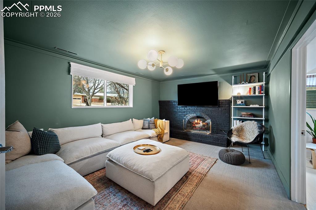 Image 33 of 50: Living Room