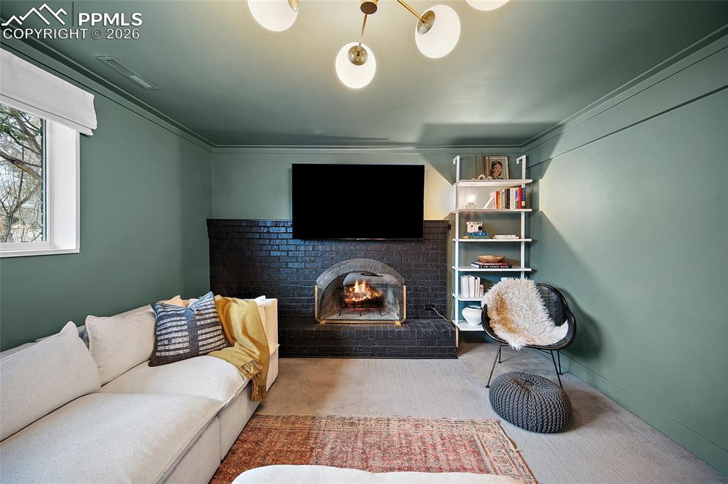 Image 34 of 50: Living Room