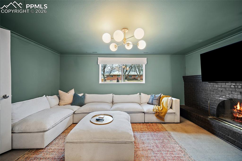 Image 35 of 50: Living Room