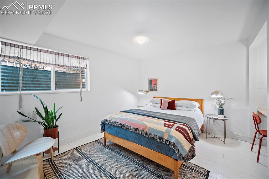 Image 37 of 50: Bedroom