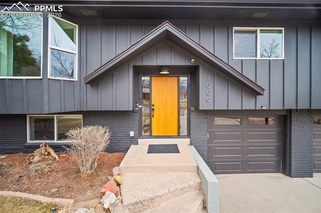 Image 4 of 50: Entry