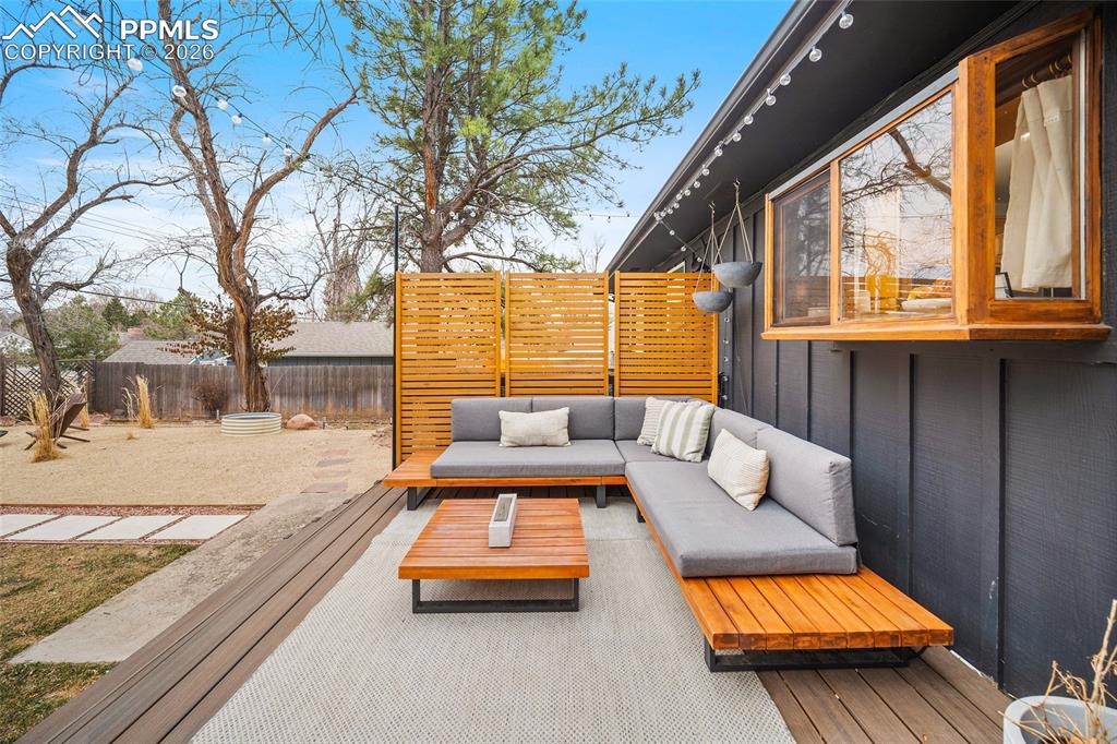 Image 43 of 50: Deck