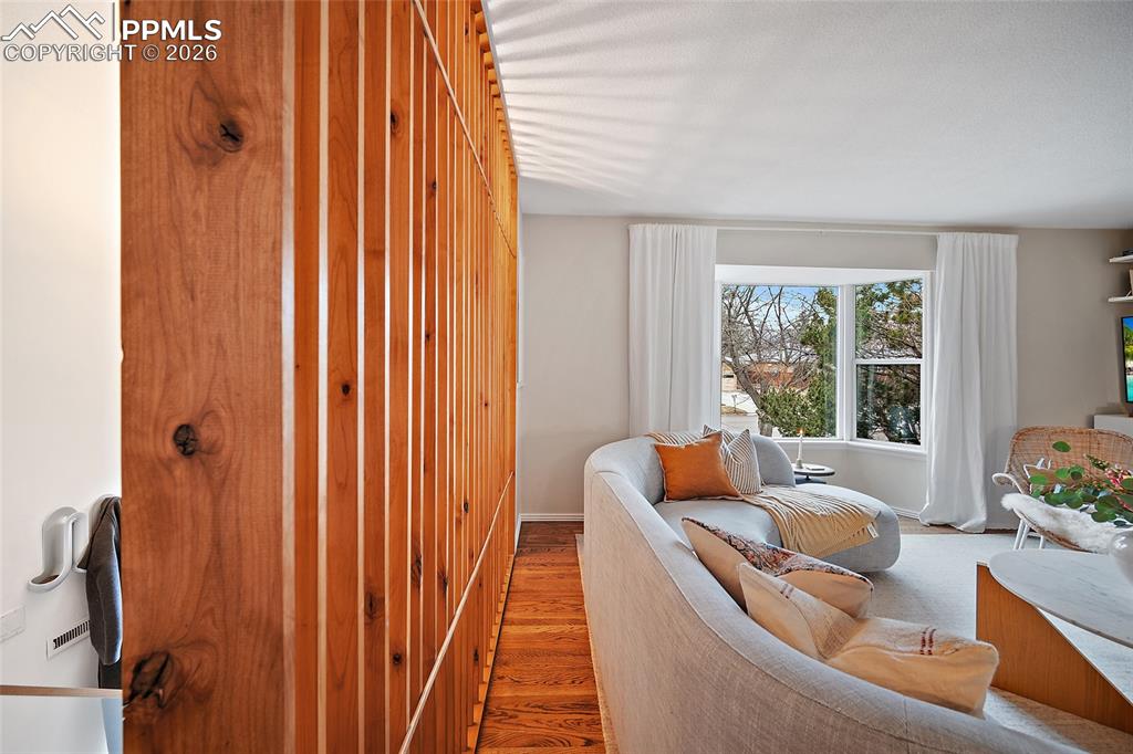 Image 8 of 50: Living Room